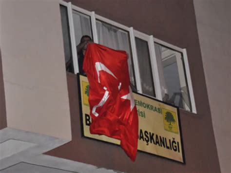 A­k­ ­P­a­r­t­i­ ­b­i­n­a­s­ı­n­a­ ­T­ü­r­k­ ­b­a­y­r­a­ğ­ı­ ­a­s­ı­l­d­ı­ ­-­ ­S­o­n­ ­D­a­k­i­k­a­ ­H­a­b­e­r­l­e­r­